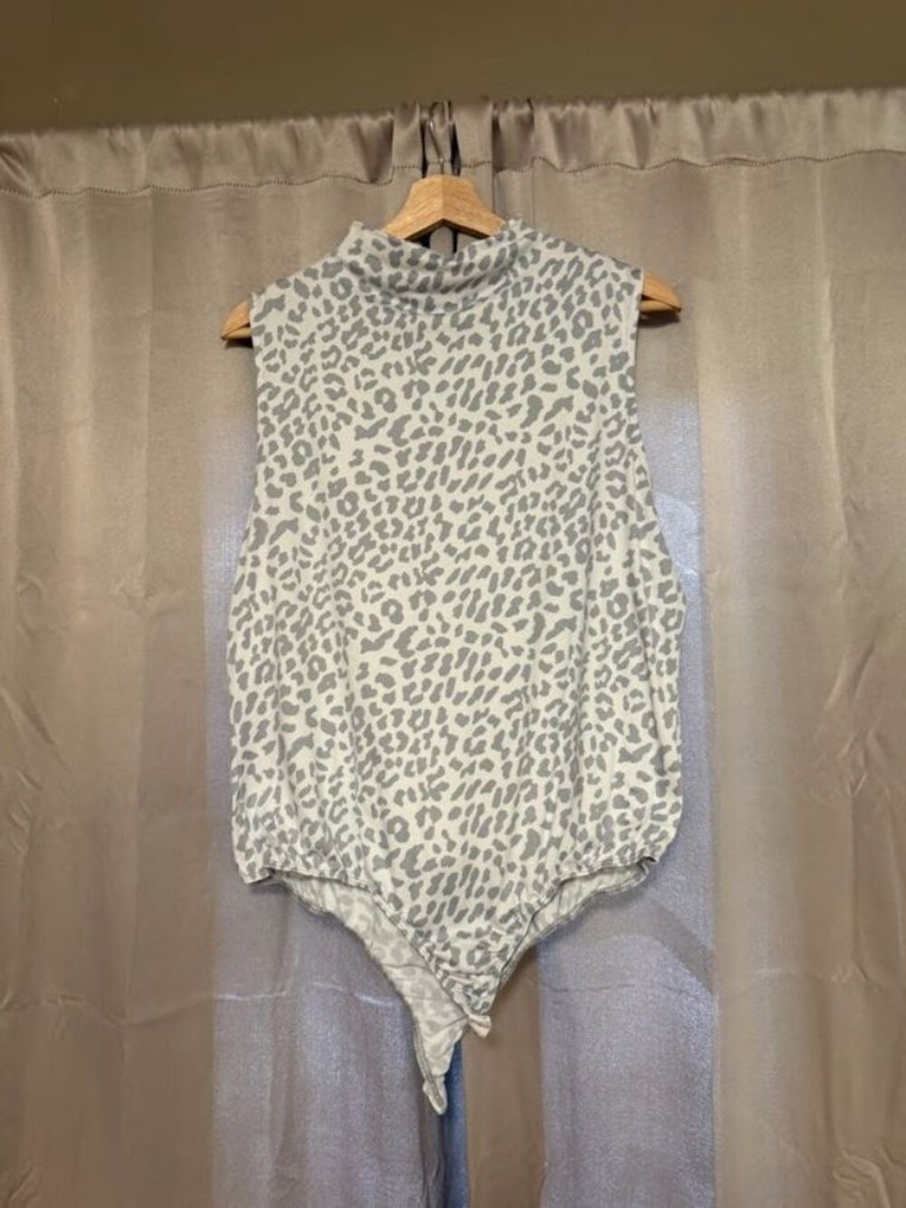 1x light leopard print bodysuit